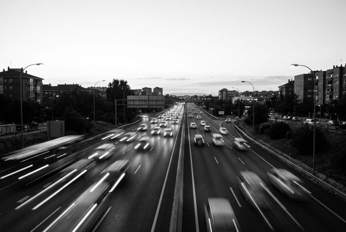 Autovía con tráfico, seguridad vial
