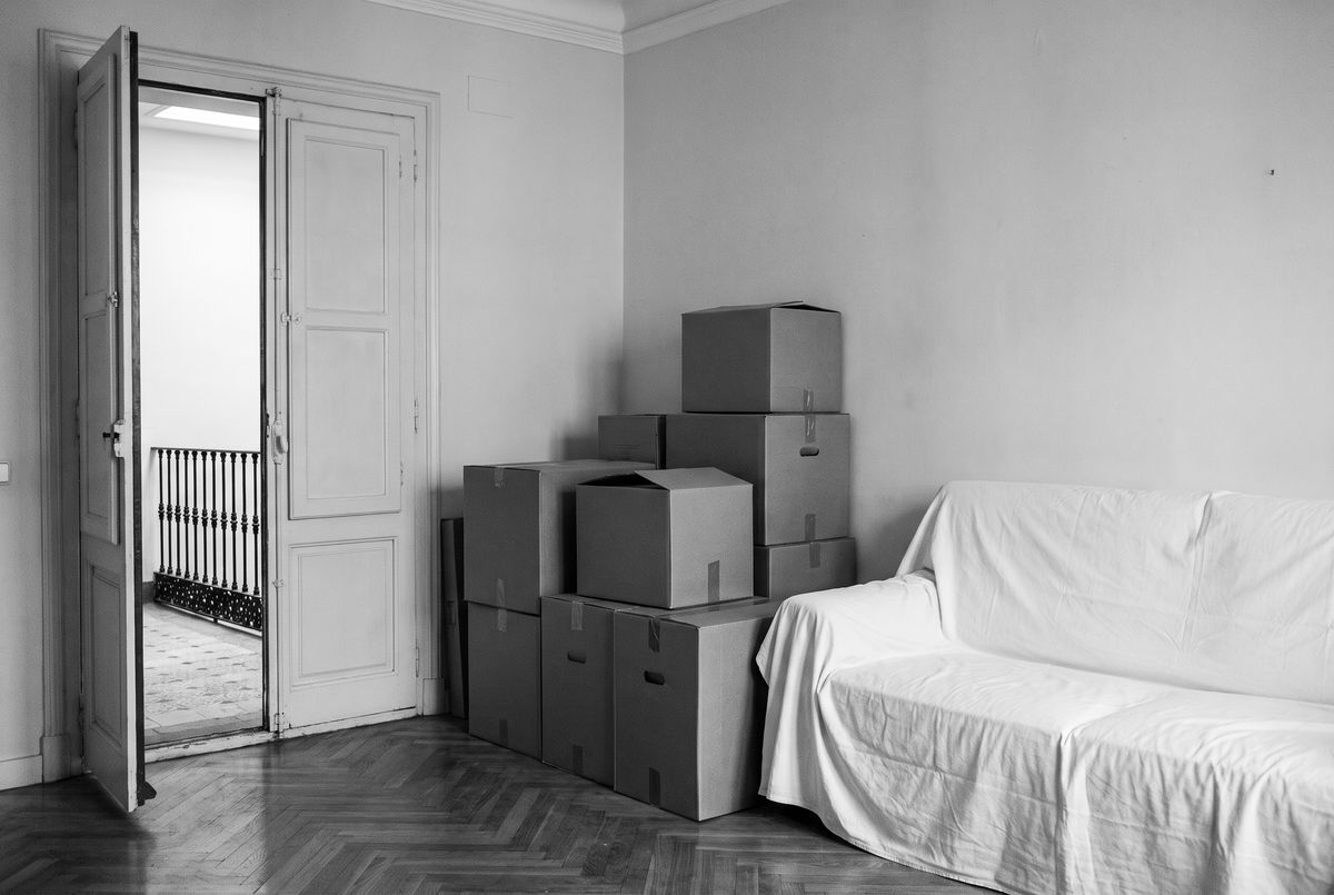 Piso vacío con cajas de mudanza